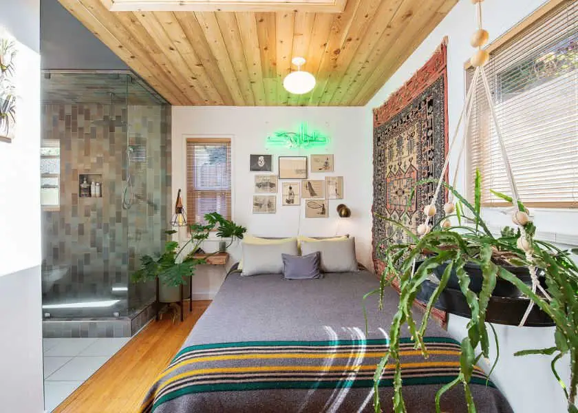 Plafon Kayu Minimalis di Kamar Tidur Sederhana